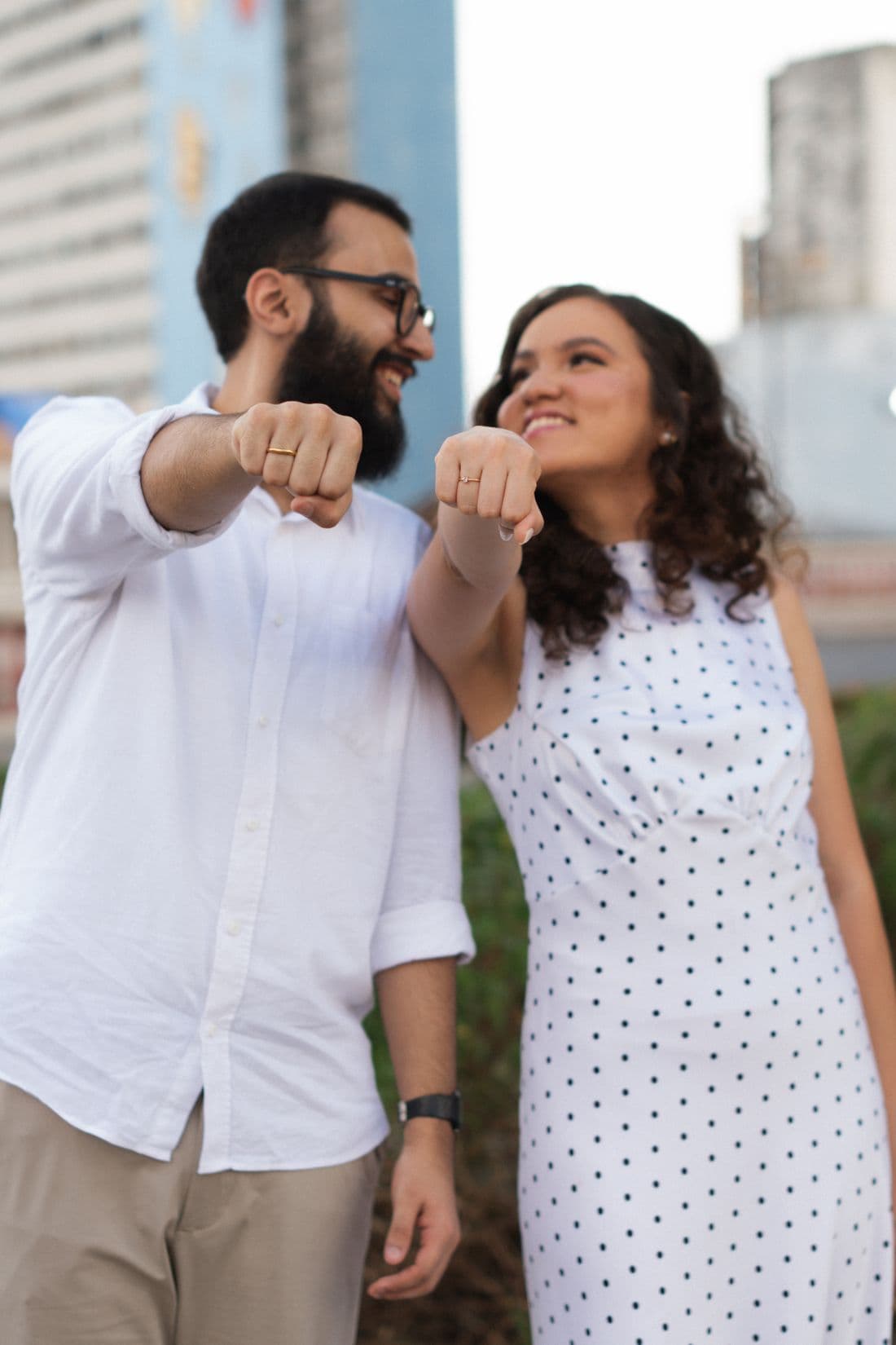 Gabriel e Geovanna mostrando as alianças de noivado